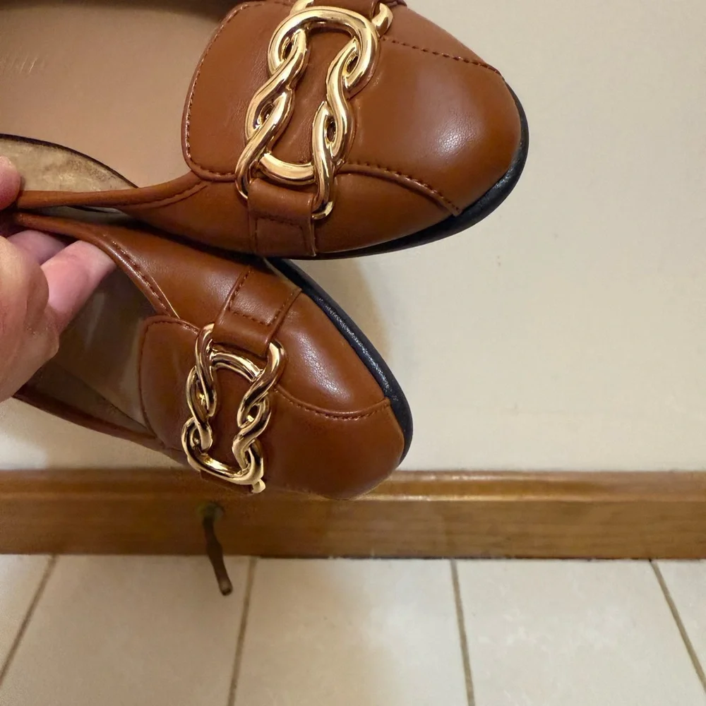 AEROSOLES | Tan Leather Loafers with Gold Chain